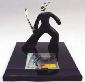 Montagens - Troféu Personalizado com Estatueta Samurai e Placa em Aço