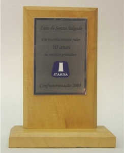 Placas - Troféu Personalizado - Madeira (Marfim) com Aplicação de Placa em Aço